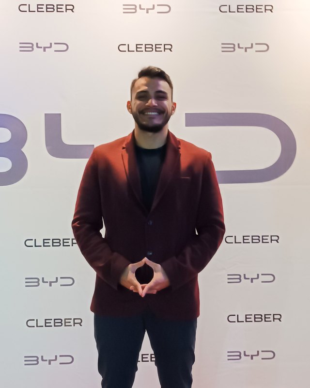 Angel Valdez, fundador de ANTEPRIMA Studio, en un evento de BYD Cleber en Mérida