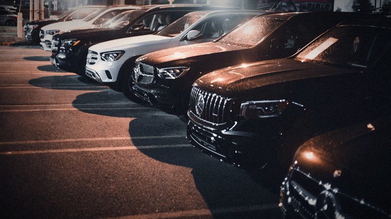 Lote de autos de noche bajo la lluvia