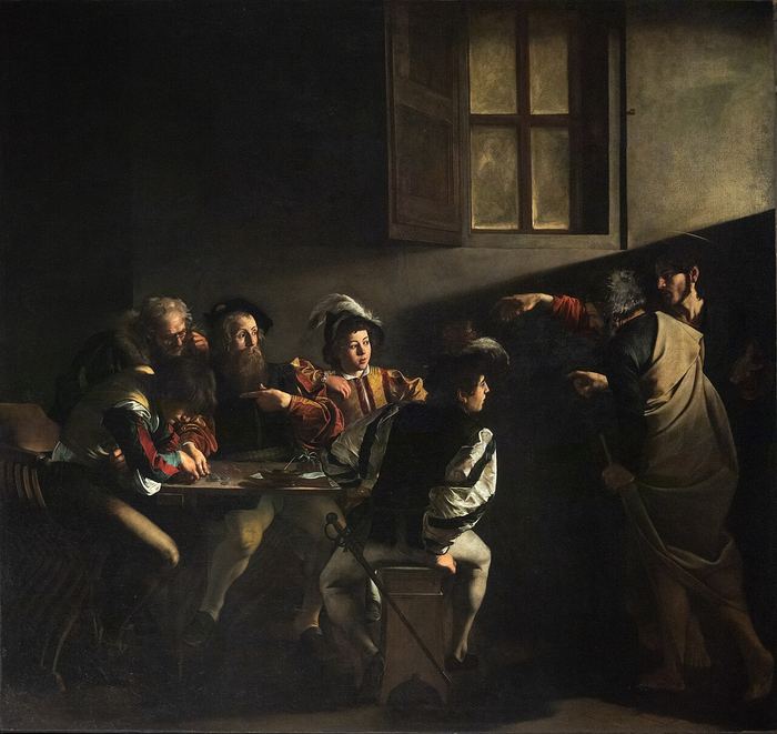 Hombres inclinados sobre monedas y un libro de cuentas en una mesa, mientras un haz de luz entra por la derecha y una mano señala — Caravaggio.