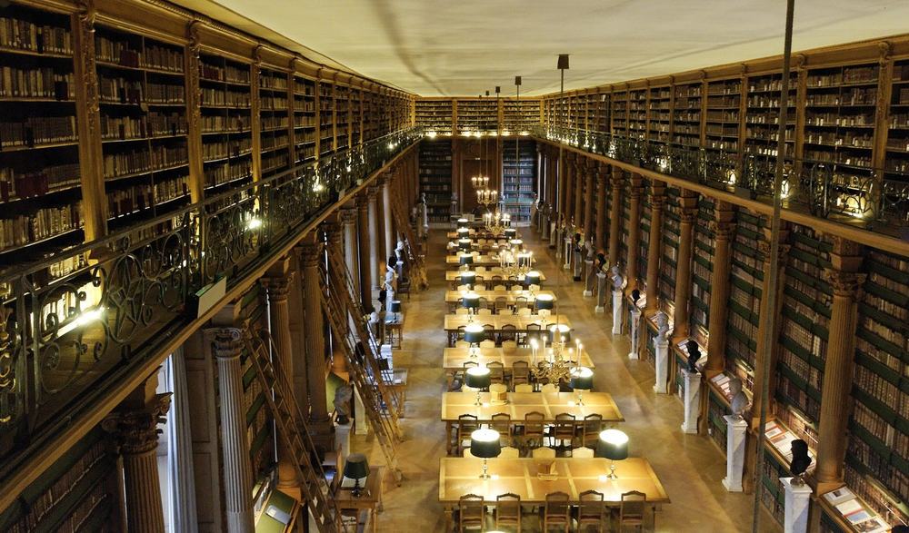 Sala de lectura de la Bibliothèque Mazarine, París. Dominio público.