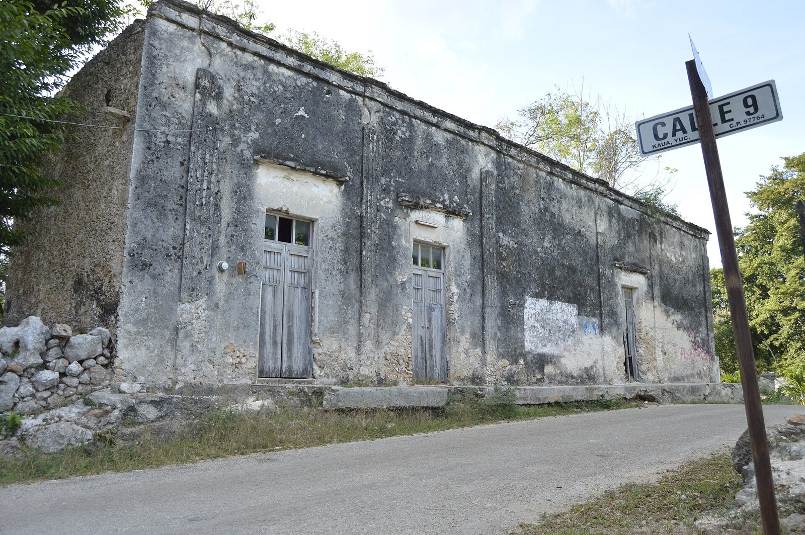 Casa antigua de piedra en una calle del barrio.