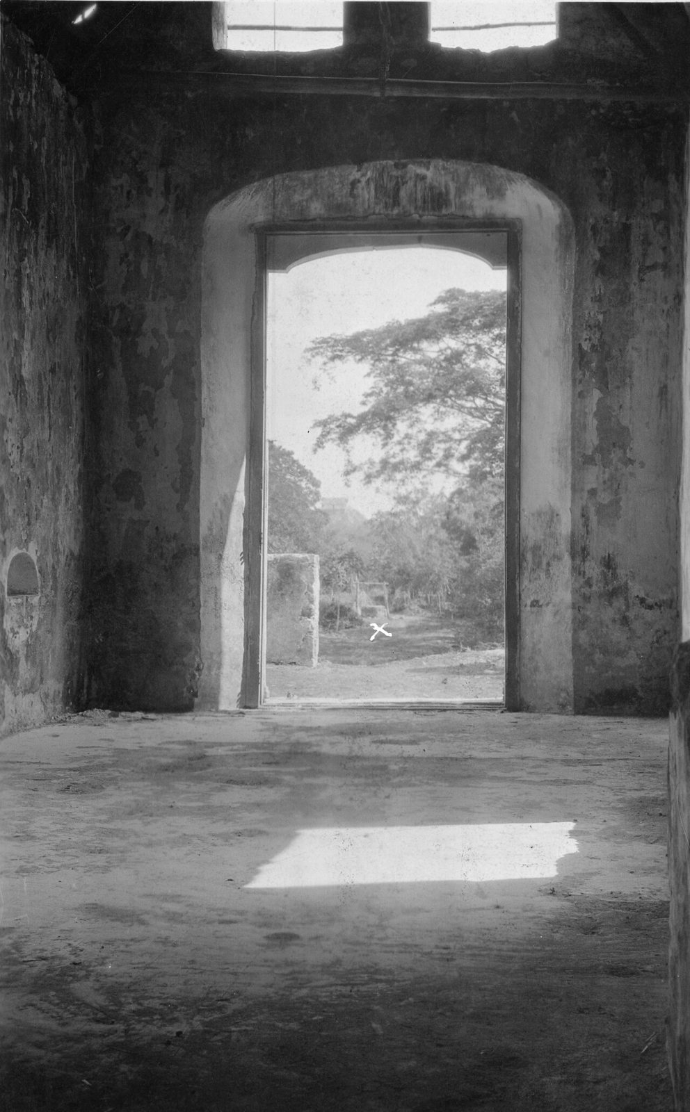 Umbral de piedra visto desde el interior.