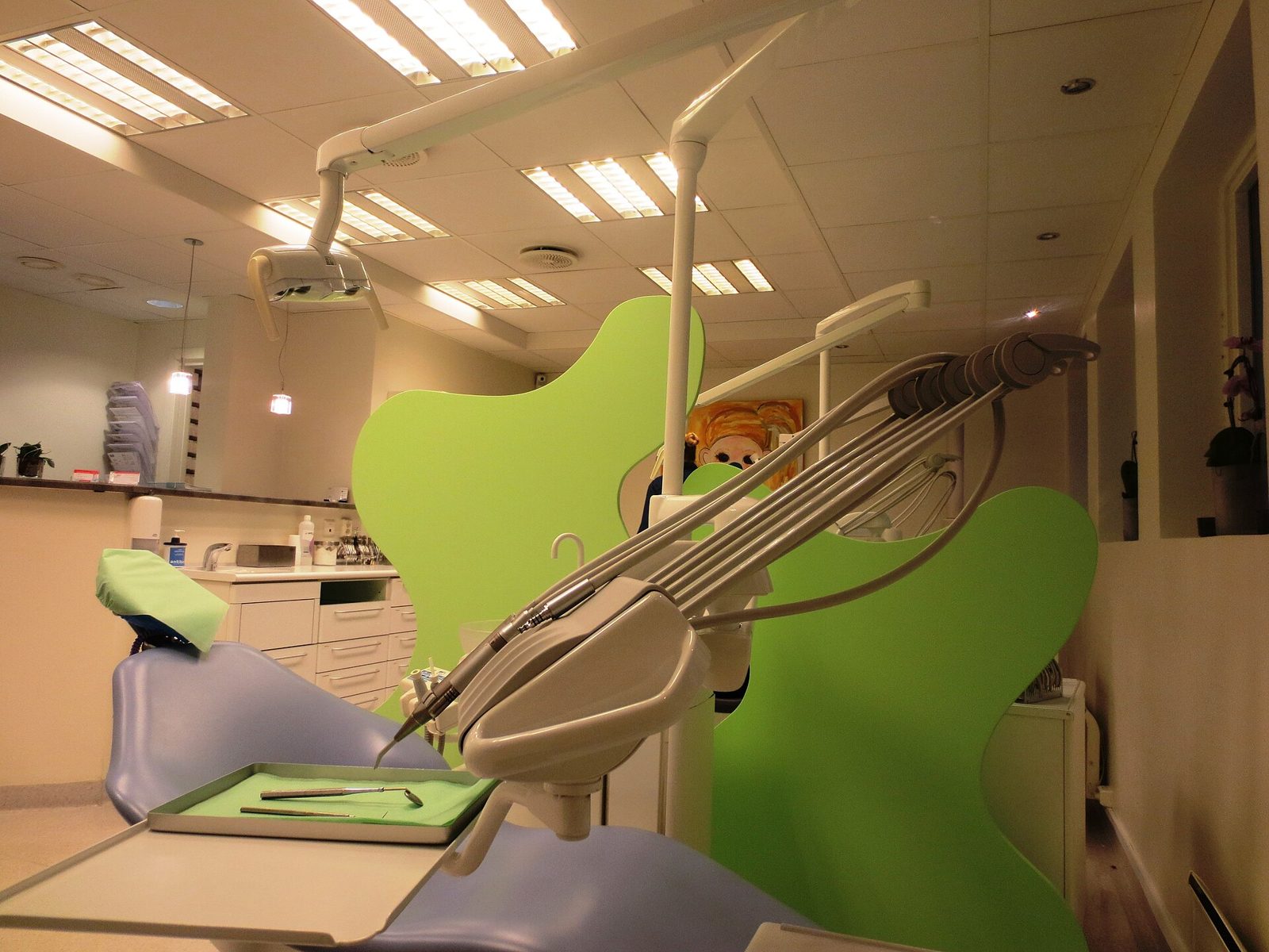 Sala de tratamiento con sillones dentales modernos.